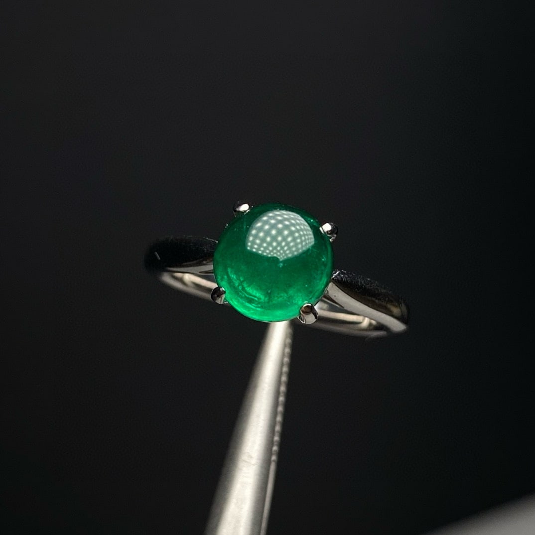 14k Gold 2.20 Ct Vivid Green Natural Emerald Ring: Ref:231074041 // gold content:14k gold // ring size:7. 25us // // main gemstone:emerald // shape:round // carat weight:2. 20ct // color:vivid green // treatment:natural // cut grade:g //