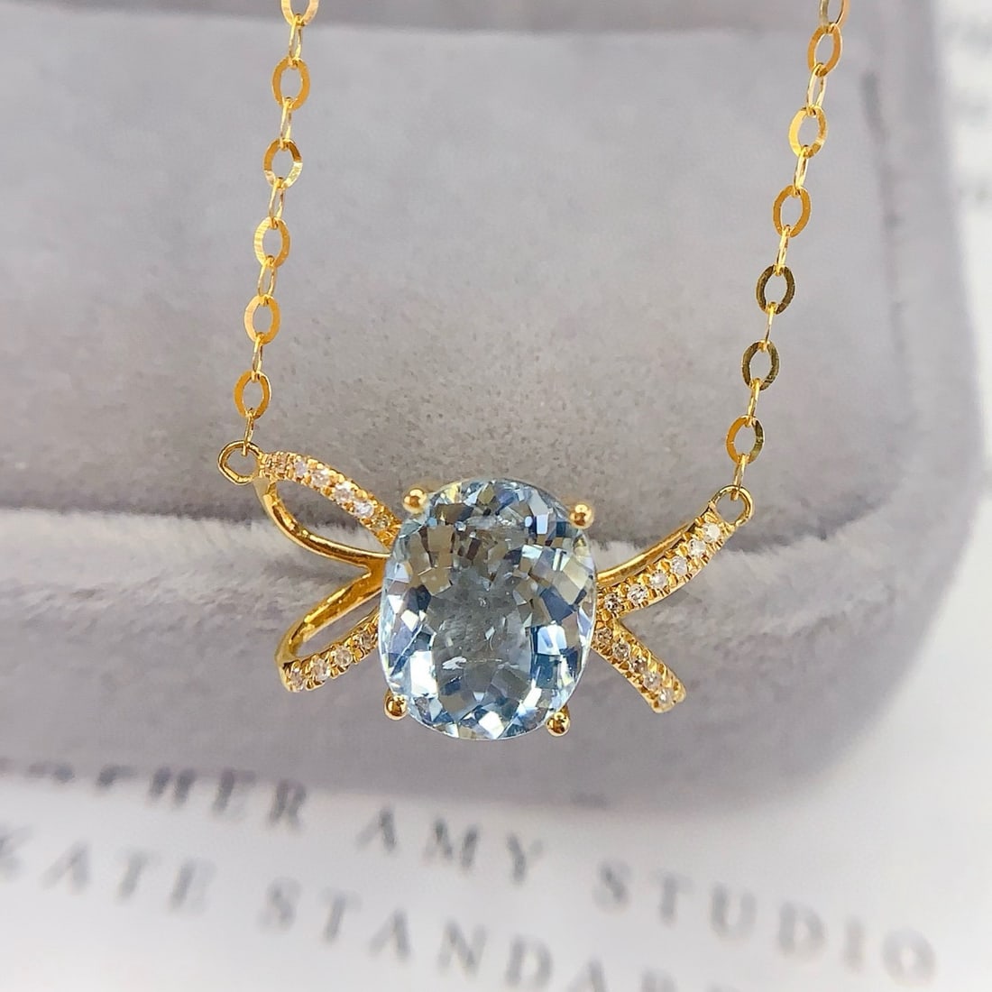 14k Gold 2.5 Ct Natural Aquamarine & Diamond Necklace: Ref:231074046 // gold content:14k gold // main gemstone:aquamarine // shape:oval // carat weight:2. 5ct // color:blue // treatment:natural // // adjacent gemstone 2 : diamond // number of stones:22