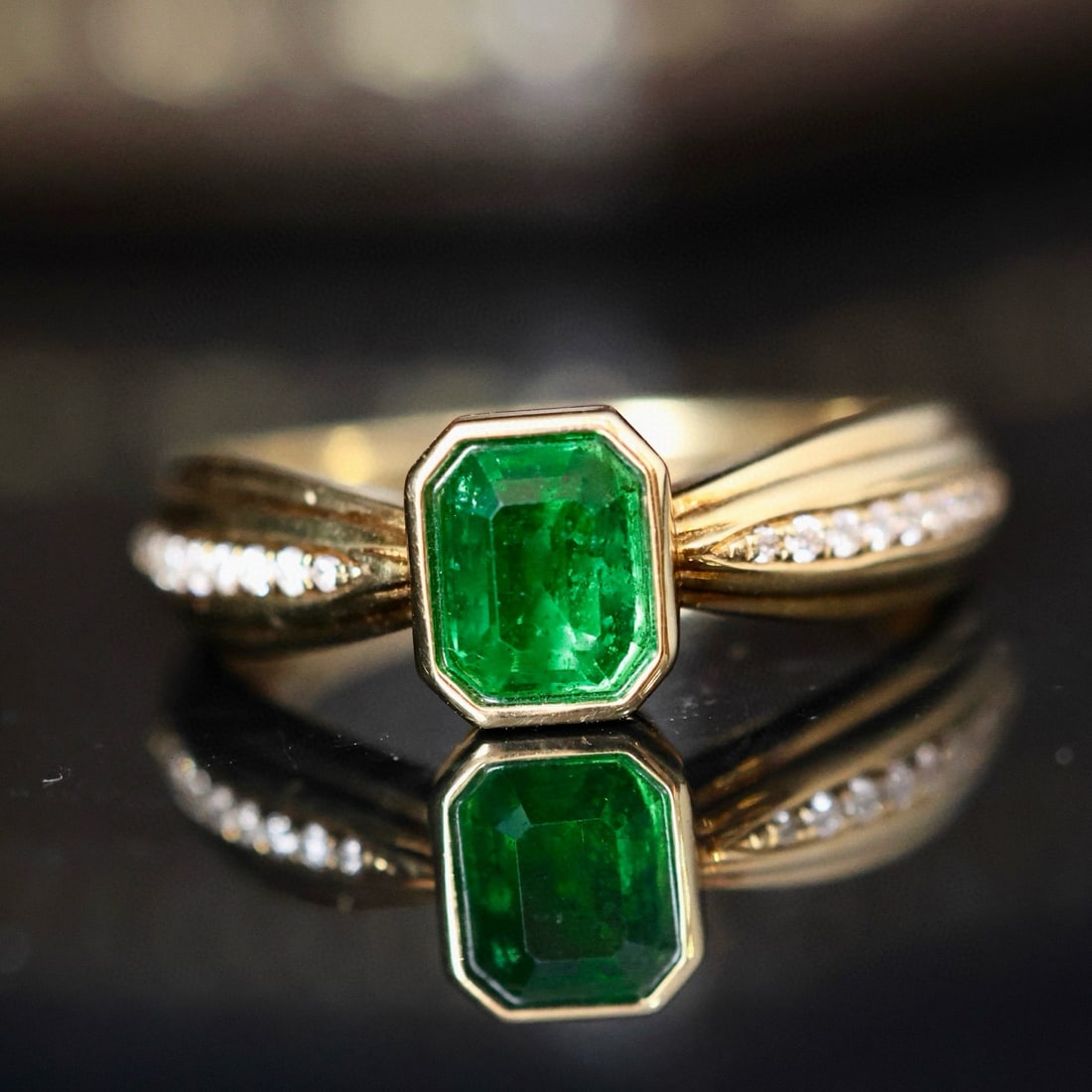 14k Gold 0.79 Ctw Vivid Green Natural Emerald & Diamond Ring: Ref:231074057 // gold content:14k gold // ring size:7. 25us // // main gemstone:emerald // shape:octagonal // carat weight:0. 71ct // color:vivid green // treatment:natural // // adjacent gemstone 2