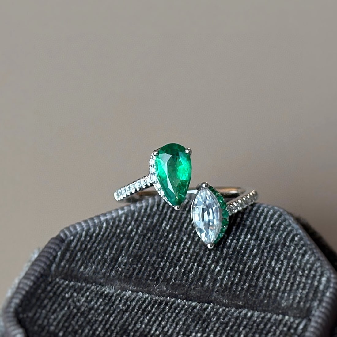 14k Gold 1.32 Ctw Vivid Green Natural Emerald & Sapphire & Toi Et Moi Ring: Ref:231074073 // gold content:14k gold // ring size:7. 25us // // main gemstone:emerald // shape:pear // carat weight:0. 74ct // color:vivid green // treatment:natural // // adjacent gemstone 2 :