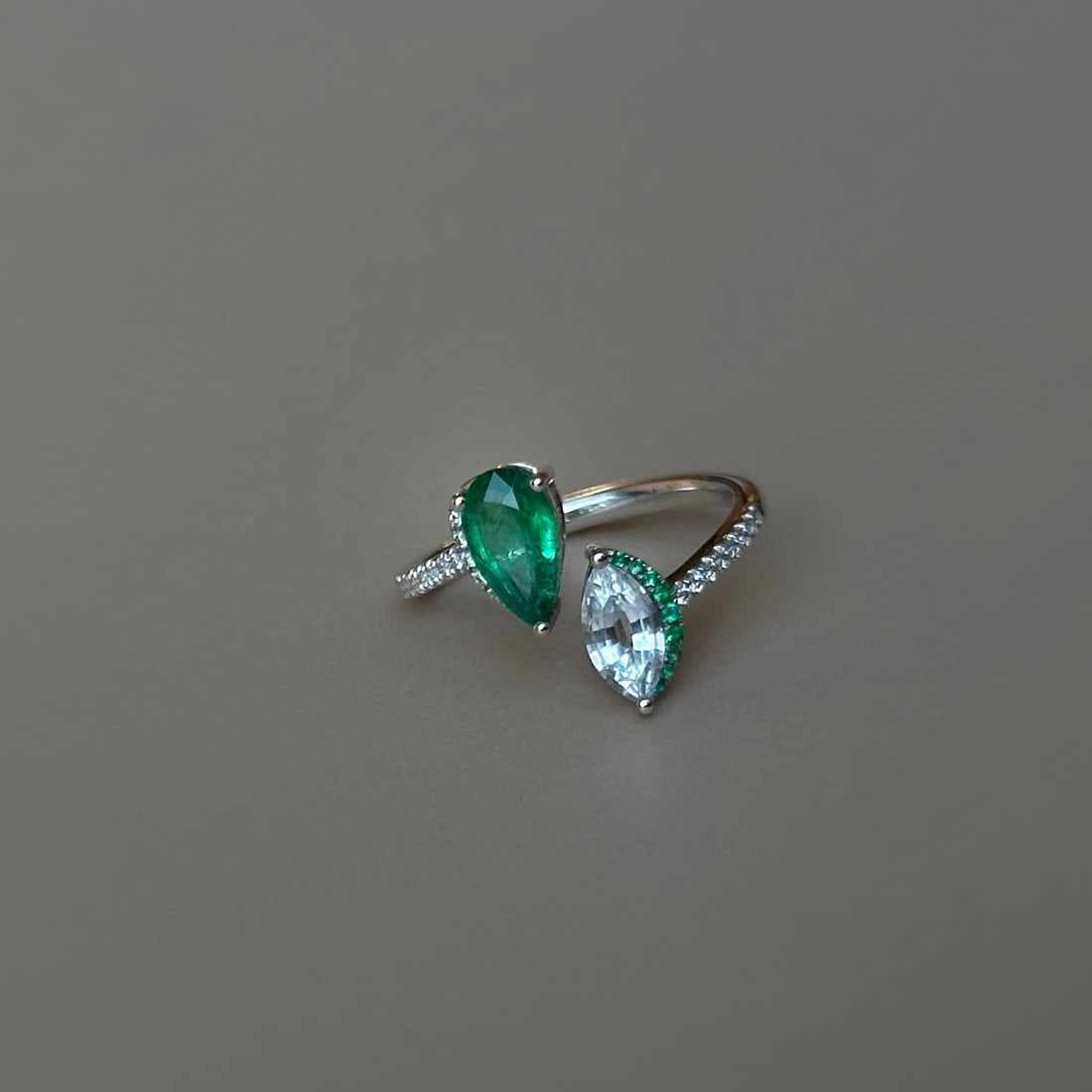 14k Gold 1.32 Ctw Vivid Green Natural Emerald & Sapphire & Toi Et Moi Ring - 4
