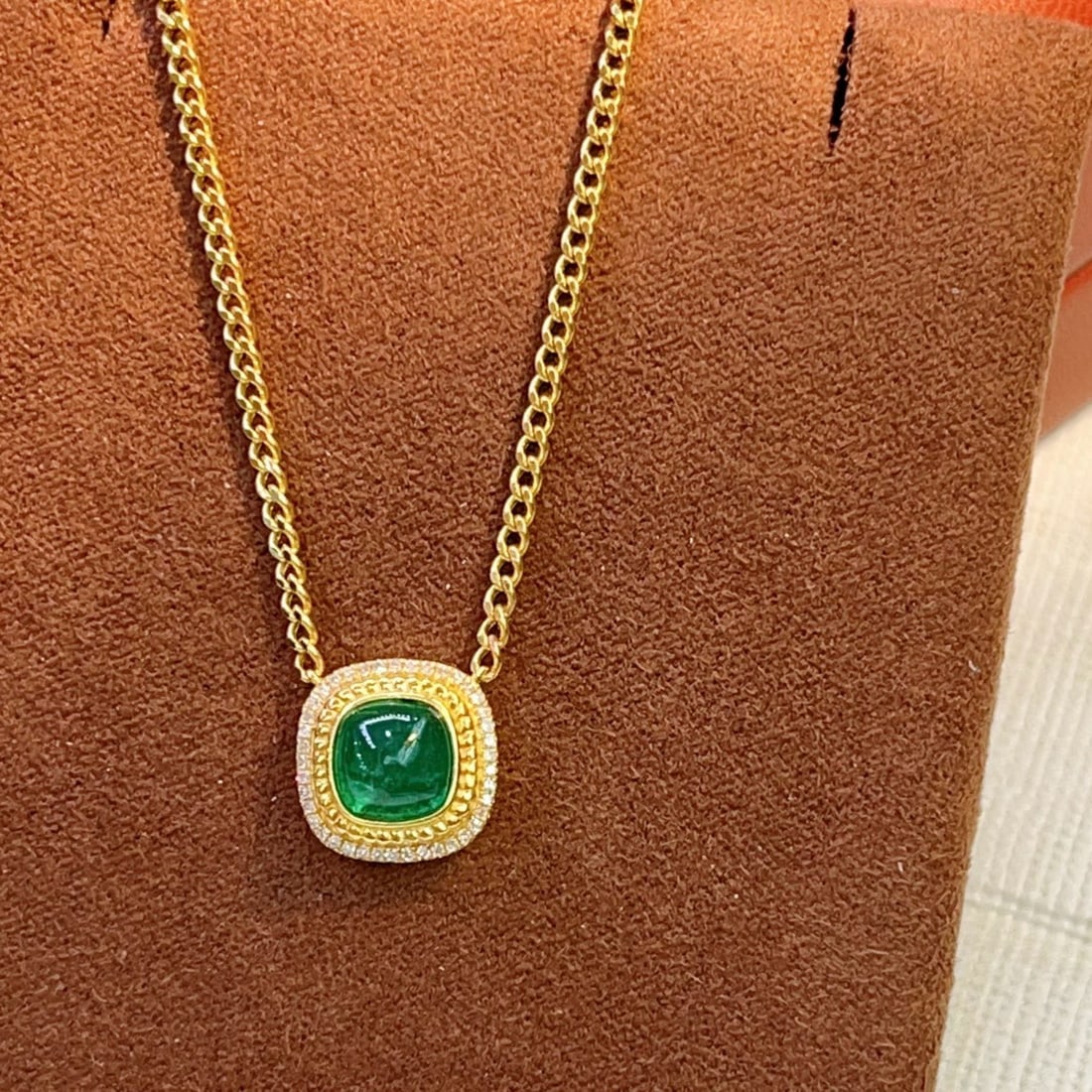 14k Gold 1.00 Ct Vivid Green Natural Emerald & Diamond Necklace: Ref:231074092 // gold content:14k gold // main gemstone:emerald // shape:sugar-loaf // carat weight:1. 00ct // color:vivid green // treatment:natural // // adjacent gemstone 2 : diamond // number of
