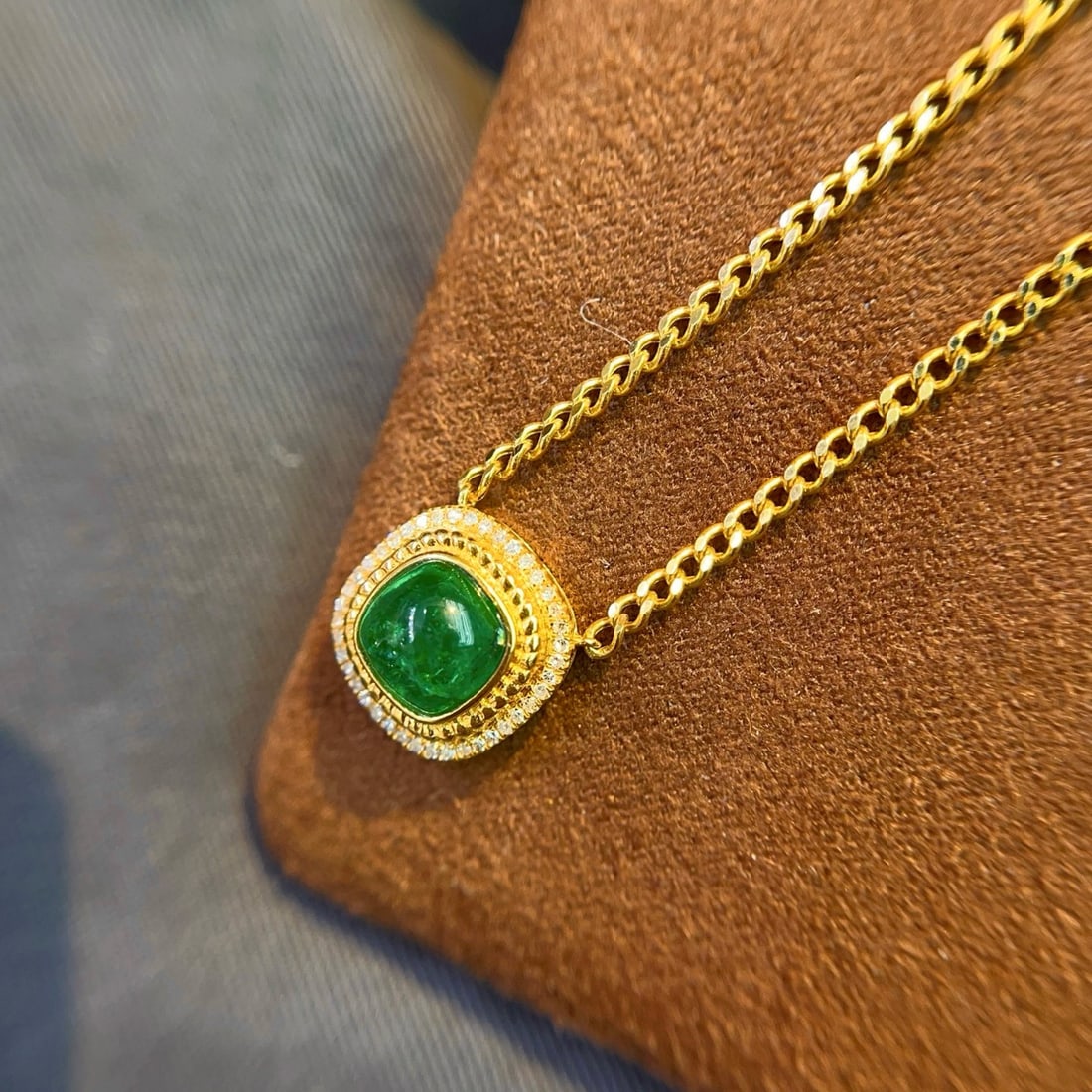14k Gold 1.00 Ct Vivid Green Natural Emerald & Diamond Necklace - 2