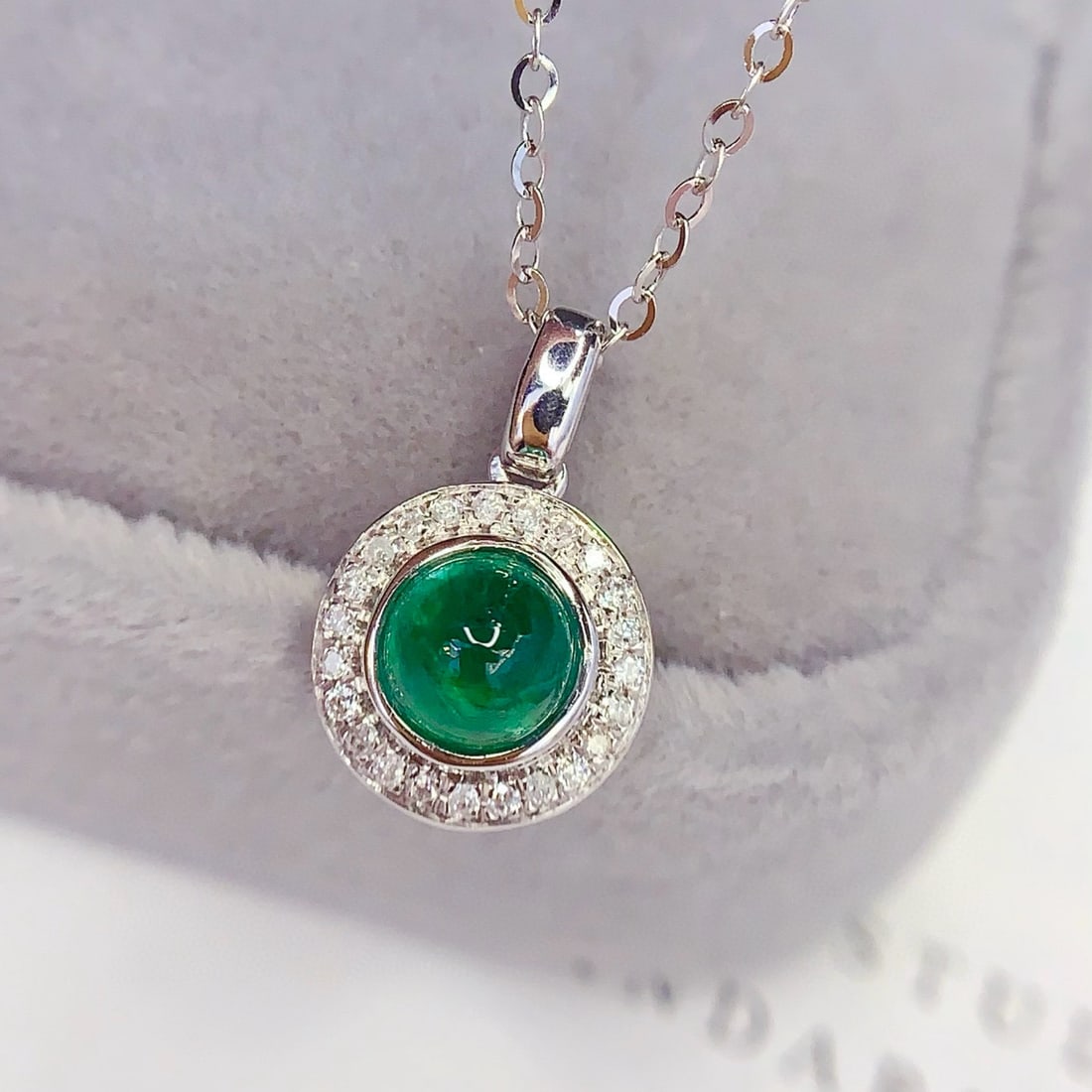 14k Gold 0.8 Ct Vivid Green Natural Emerald & Diamond Pendant( Without Chain ): Ref:231074120 // gold content:14k gold // main gemstone:emerald // shape:round // carat weight:0. 8ct // color:vivid green // treatment:natural // cut grade:g // // adjacent gemstone 2 : diamond //
