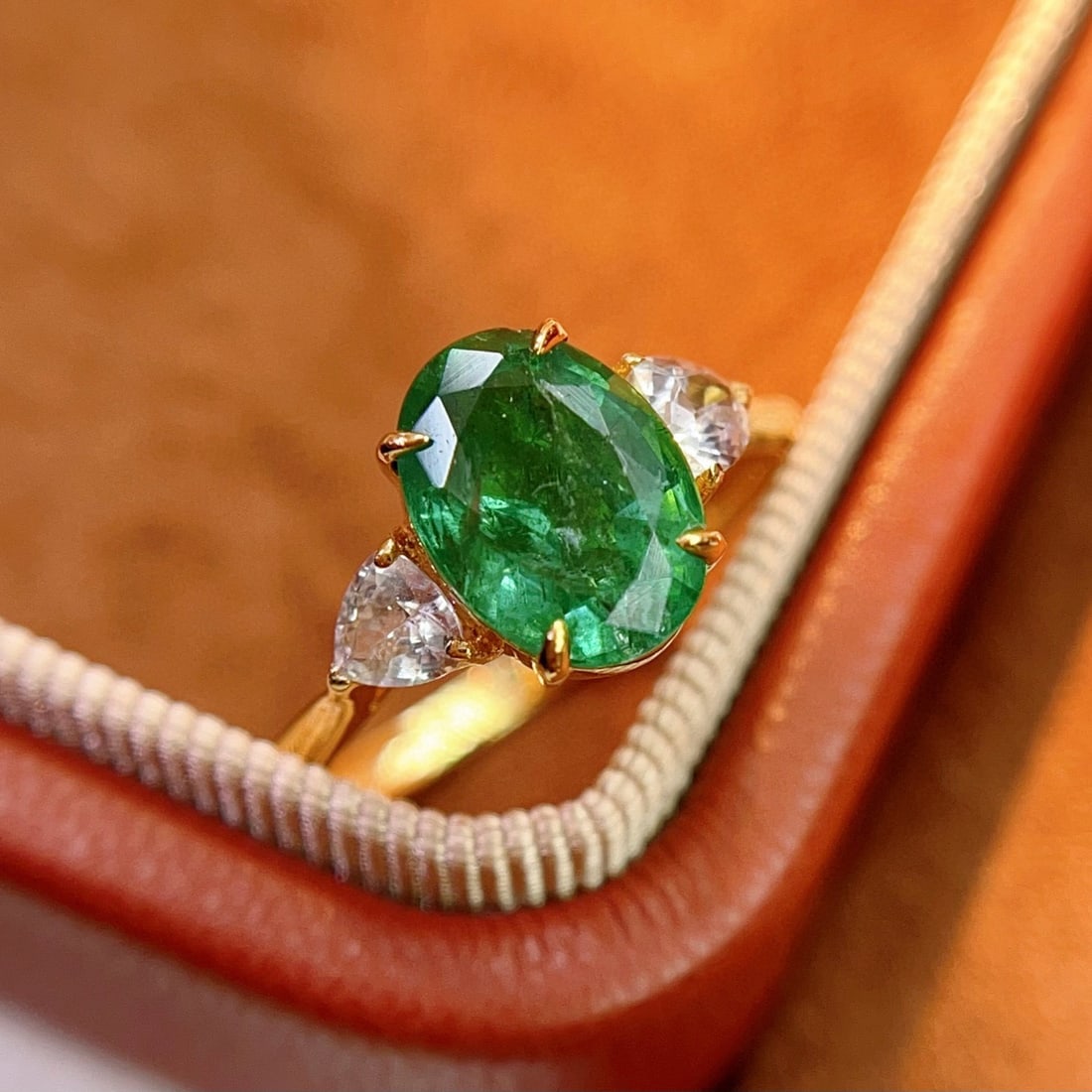 14k Gold 1.85 Ct Vivid Green Natural Emerald & Sapphire Ring: Ref:231074122 // gold content:14k gold // ring size:7. 25us // // main gemstone:emerald // shape:oval // carat weight:1. 85ct // color:vivid green // treatment:natural // // adjacent gemstone 2 :