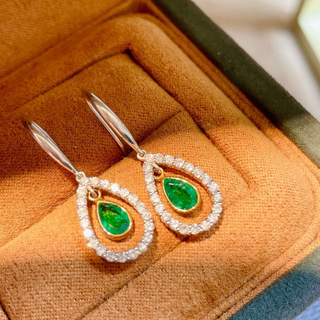 14k Gold 1.75 Ctw Vivid Green Natural Emerald & Diamond Earrings: Ref:231074133 // gold content:14k gold // main gemstone:emerald // shape:pear // carat weight:1. 2ct // color:vivid green // treatment:natural // // adjacent gemstone 2 : diamond // shape:round //