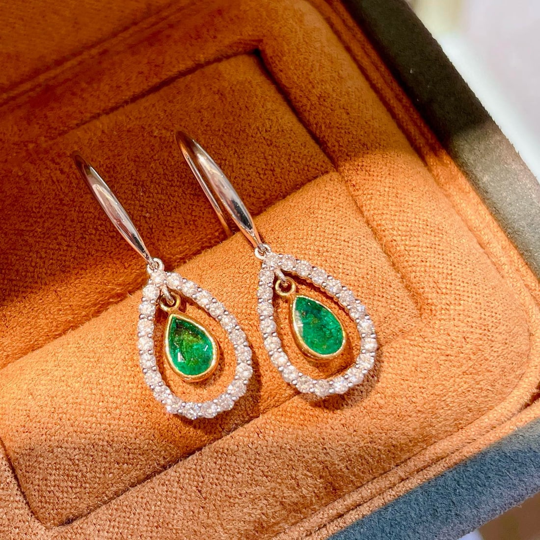 14k Gold 1.75 Ctw Vivid Green Natural Emerald & Diamond Earrings - 4