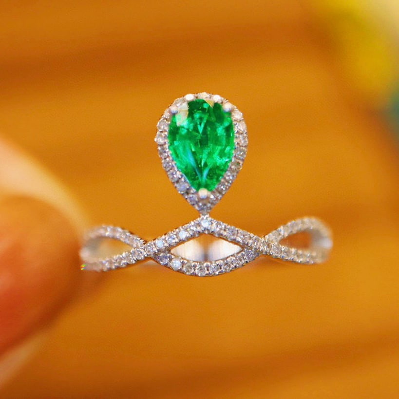 14k Gold 0.73 Ctw Vivid Green Natural Emerald & Diamond Ring: Ref:231074143 // gold content:14k gold // ring size:7. 25us // // main gemstone:emerald // shape:pear // carat weight:0. 5ct // color:vivid green // treatment:natural // // adjacent gemstone 2 :