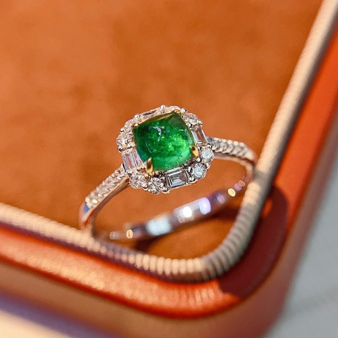 14k Gold 0.75 Ct Vivid Green Natural Emerald & Diamond Ring: Ref:231074147 // gold content:14k gold // ring size:7. 25us // // main gemstone:emerald // shape:sugar-loaf // carat weight:0. 75ct // color:vivid green // treatment:natural // // adjacent gemstone 2 