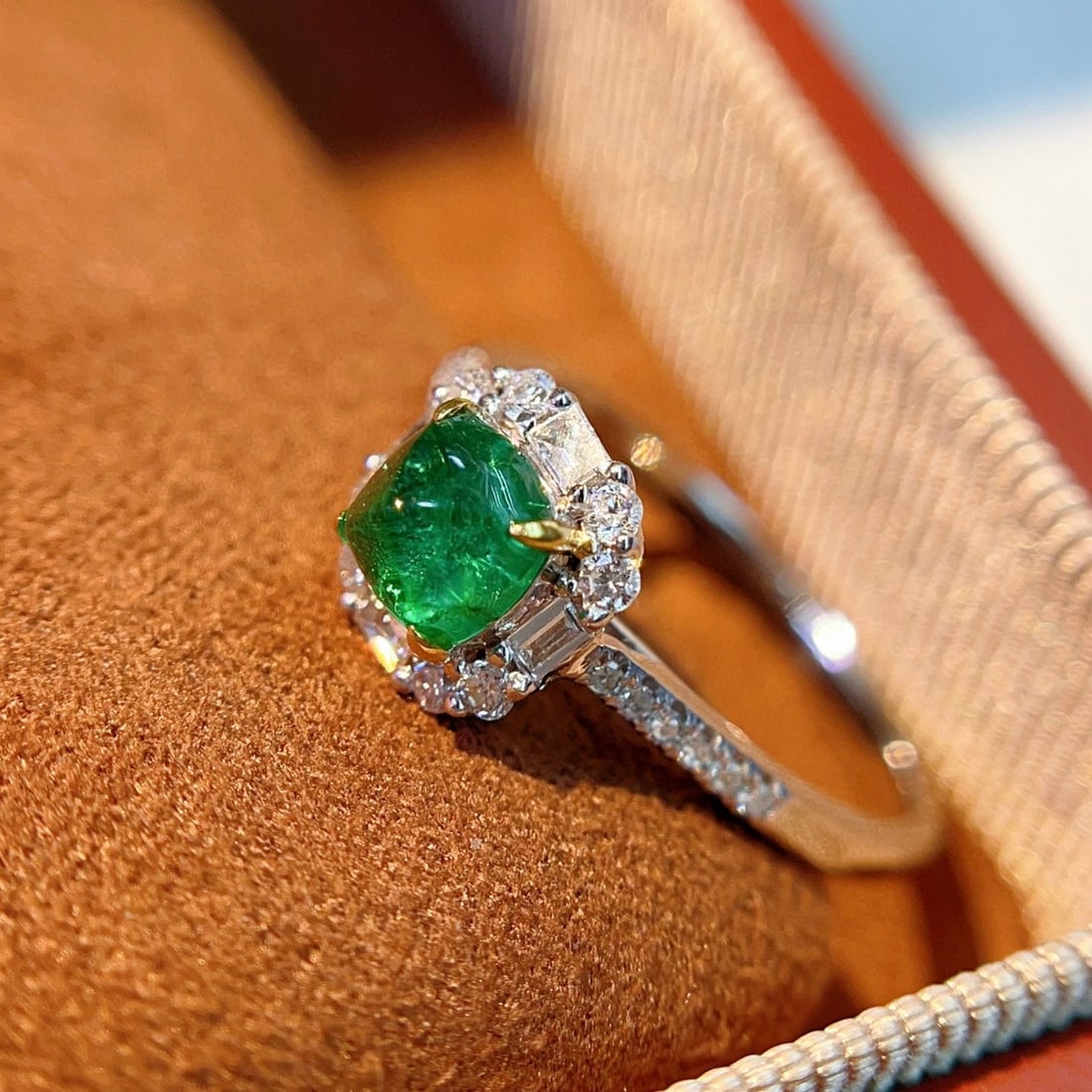14k Gold 0.75 Ct Vivid Green Natural Emerald & Diamond Ring - 3