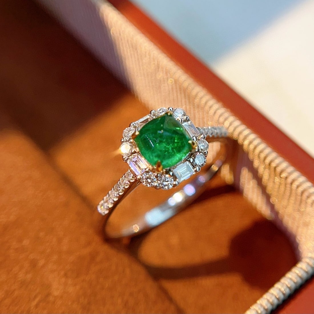 14k Gold 0.75 Ct Vivid Green Natural Emerald & Diamond Ring - 4