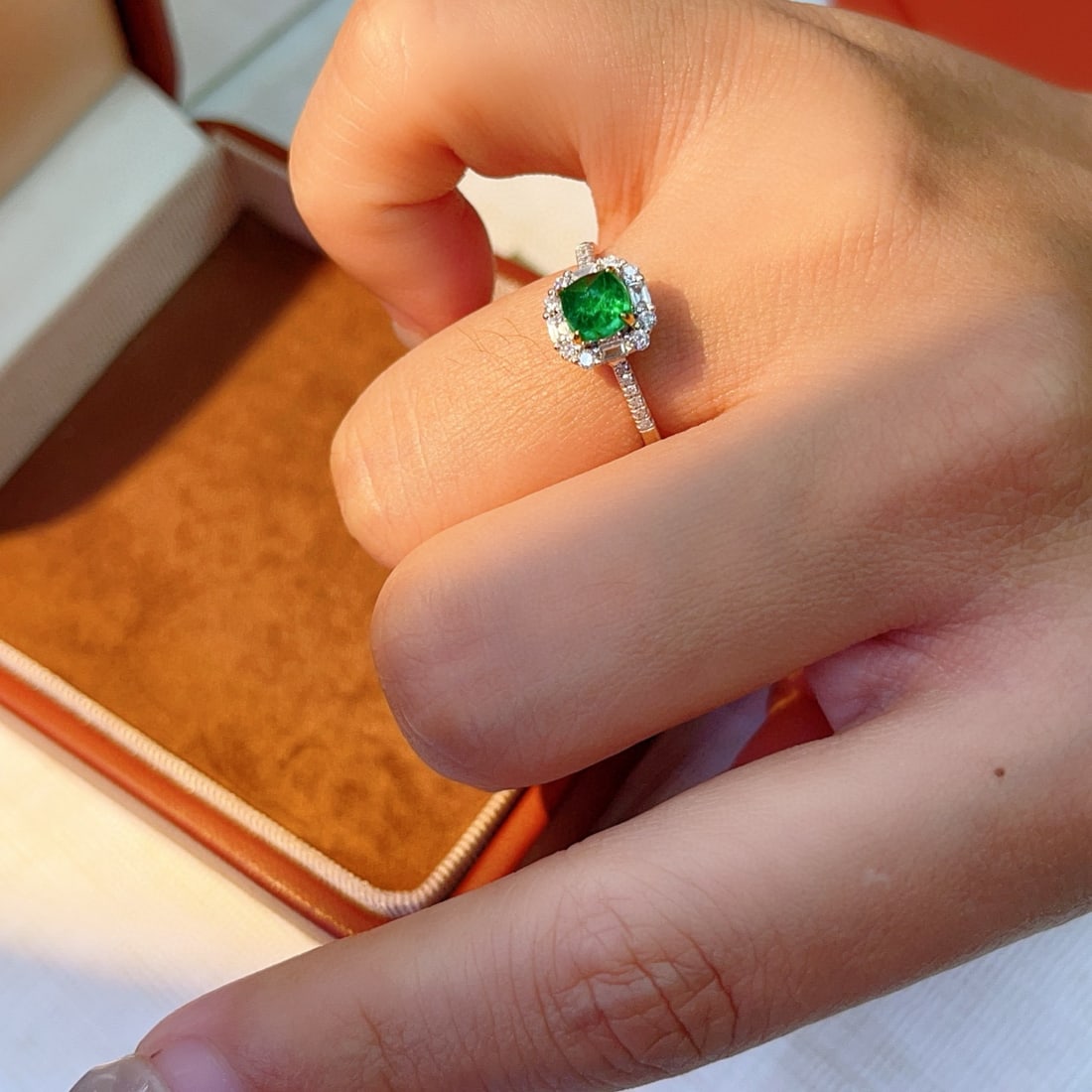 14k Gold 0.75 Ct Vivid Green Natural Emerald & Diamond Ring - 6