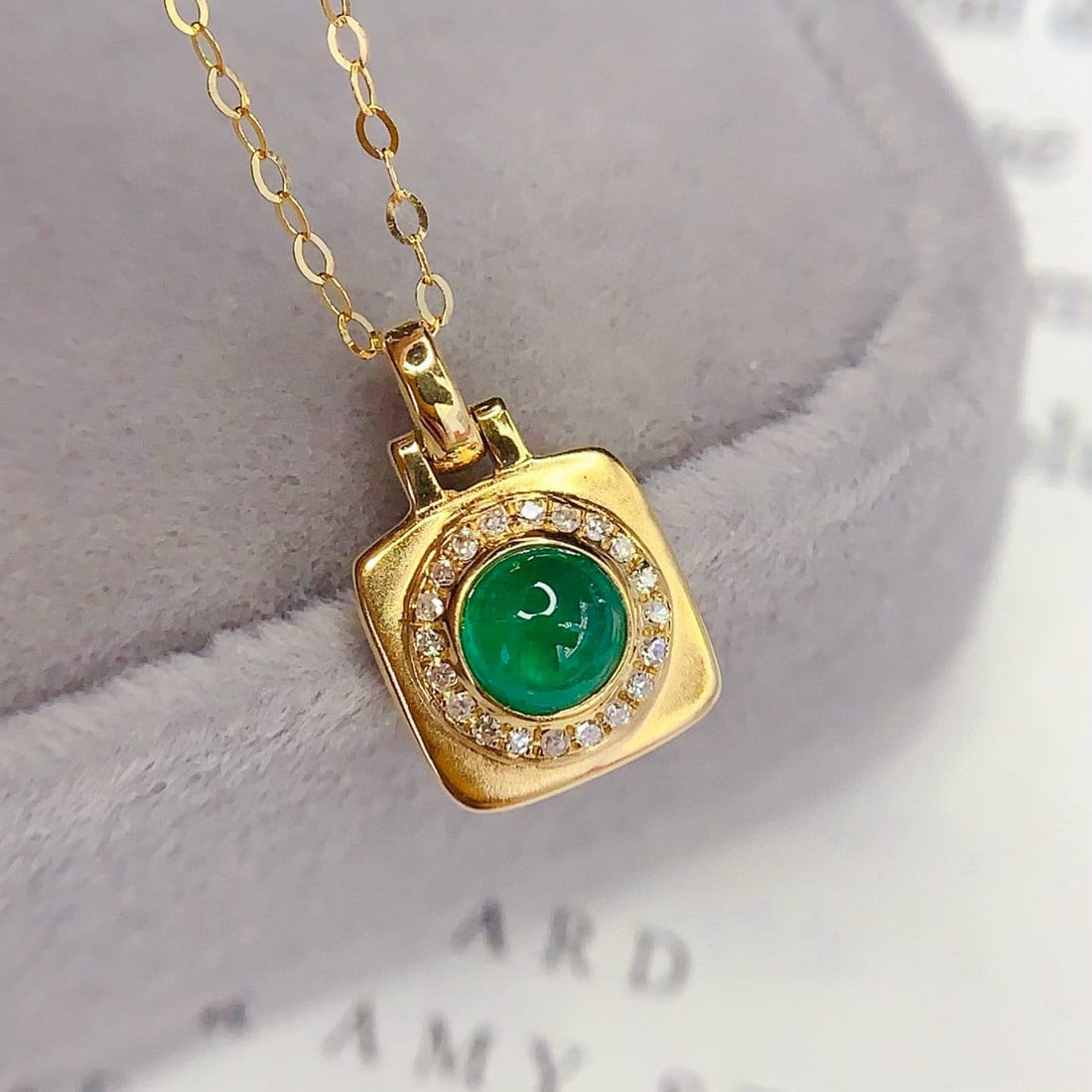 14k Gold 0.4 Ct Vivid Green Natural Emerald & Diamond Necklace: Ref:231074177 // gold content:14k gold // main gemstone:emerald // shape:round // carat weight:0. 4ct // color:vivid green // treatment:natural // cut grade:g // // adjacent gemstone 2 : diamond //