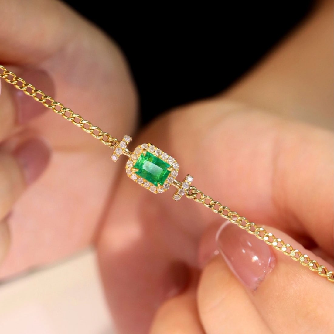 14k Gold 0.75 Ctw Natural Emerald & Diamond Bracelet: Ref:231074195 // gold content:14k gold // main gemstone:emerald // shape:octagonal // carat weight:0. 62ct // color:green // treatment:natural // // adjacent gemstone 2 : diamond // shape:round // car