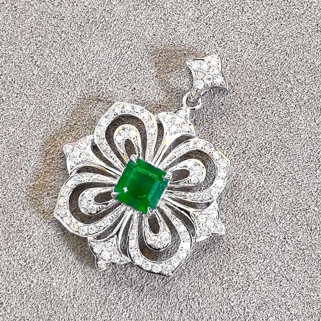 14k Gold 1.33 Ctw Vivid Green Natural Emerald & Diamond Pendant( Without Chain ): Ref:231074205 // gold content:14k gold // main gemstone:emerald // shape:octagonal // carat weight:0. 88ct // color:vivid green // treatment:natural // // adjacent gemstone 2 : diamond // shape:round 