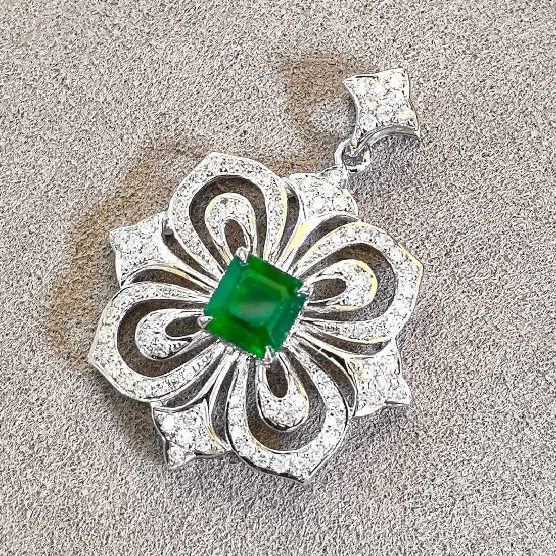 14k Gold 1.33 Ctw Vivid Green Natural Emerald & Diamond Pendant( Without Chain ) - 3