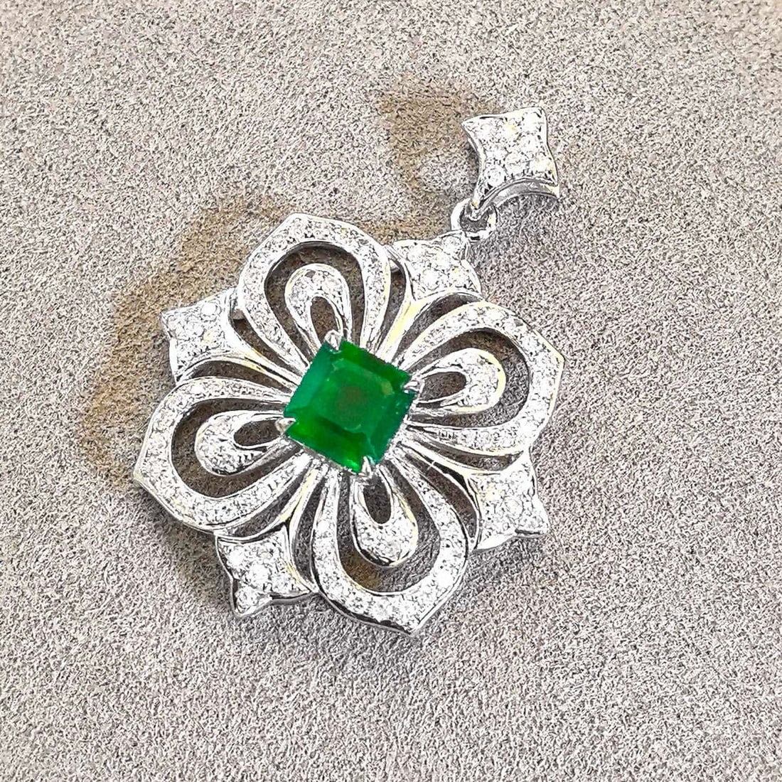 14k Gold 1.33 Ctw Vivid Green Natural Emerald & Diamond Pendant( Without Chain ) - 4