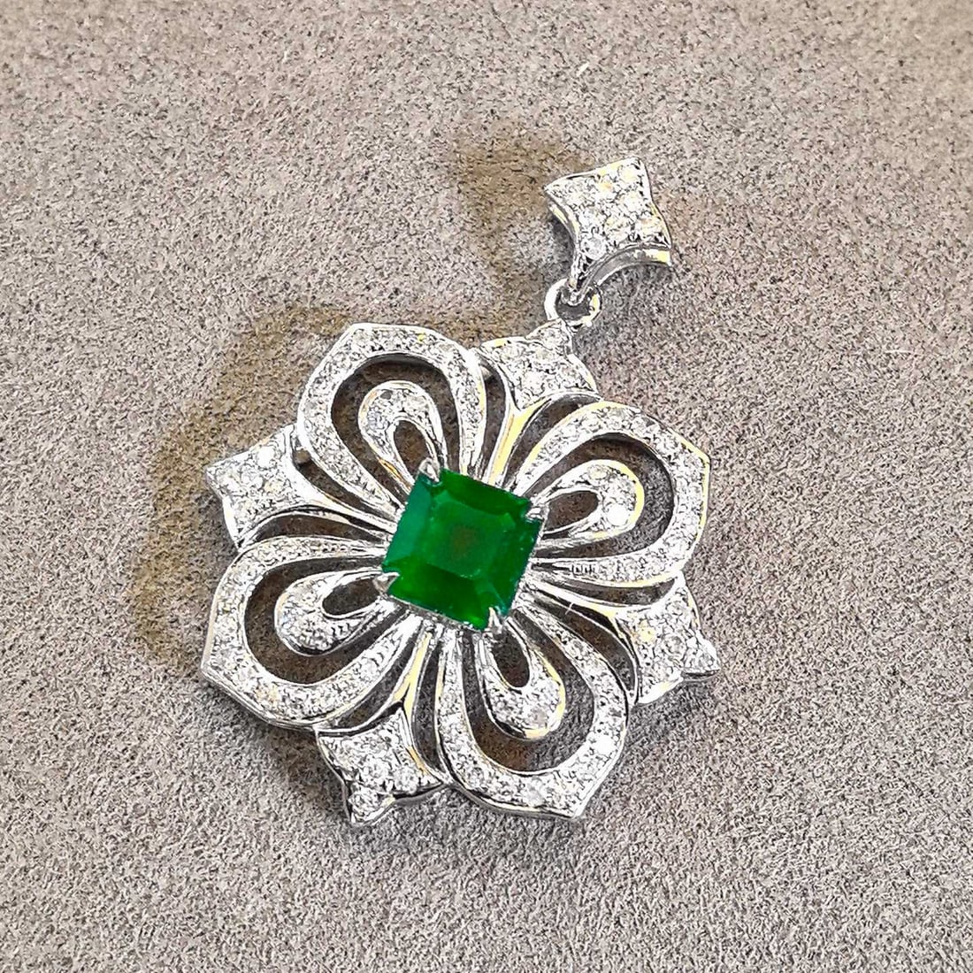 14k Gold 1.33 Ctw Vivid Green Natural Emerald & Diamond Pendant( Without Chain ) - 5