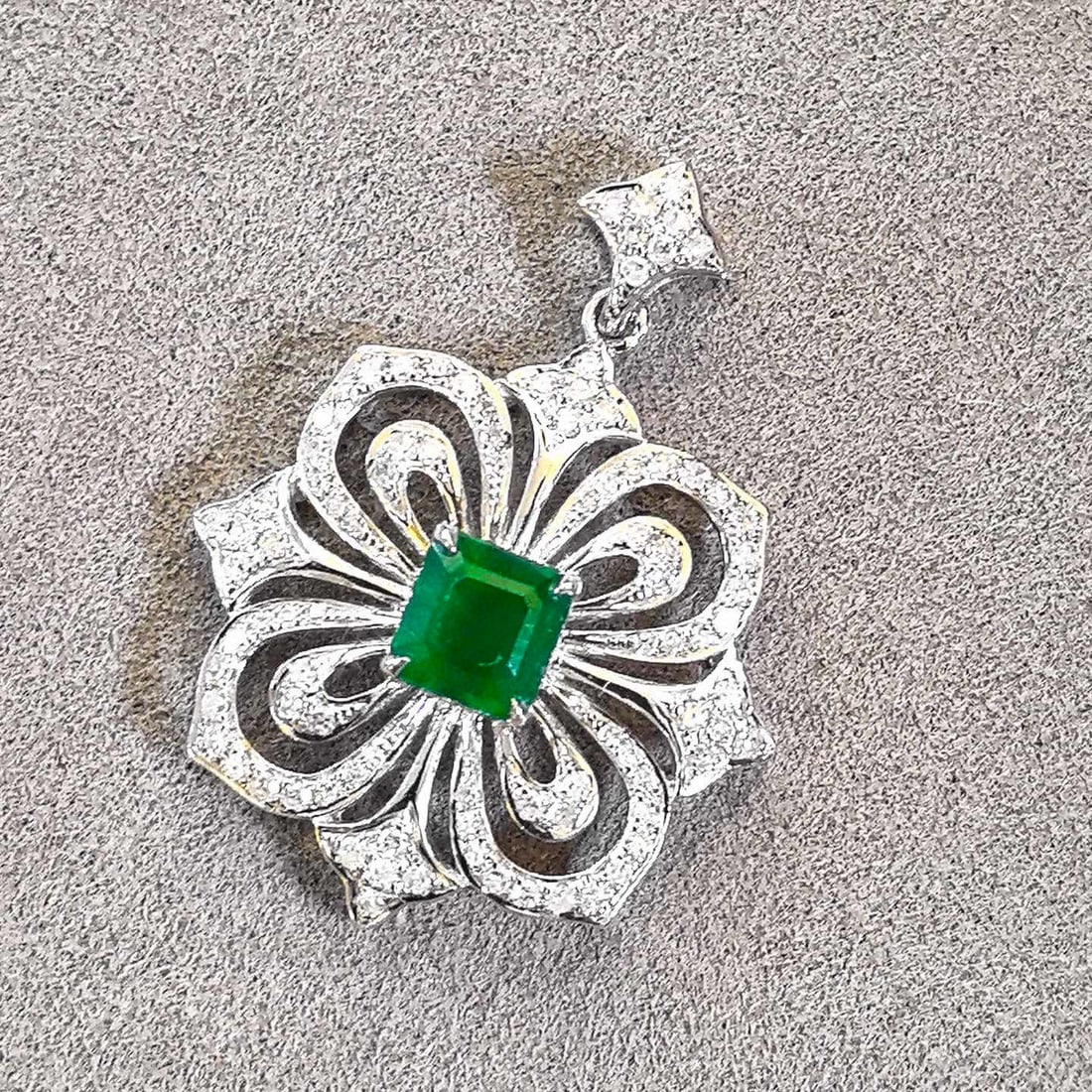 14k Gold 1.33 Ctw Vivid Green Natural Emerald & Diamond Pendant( Without Chain ) - 7