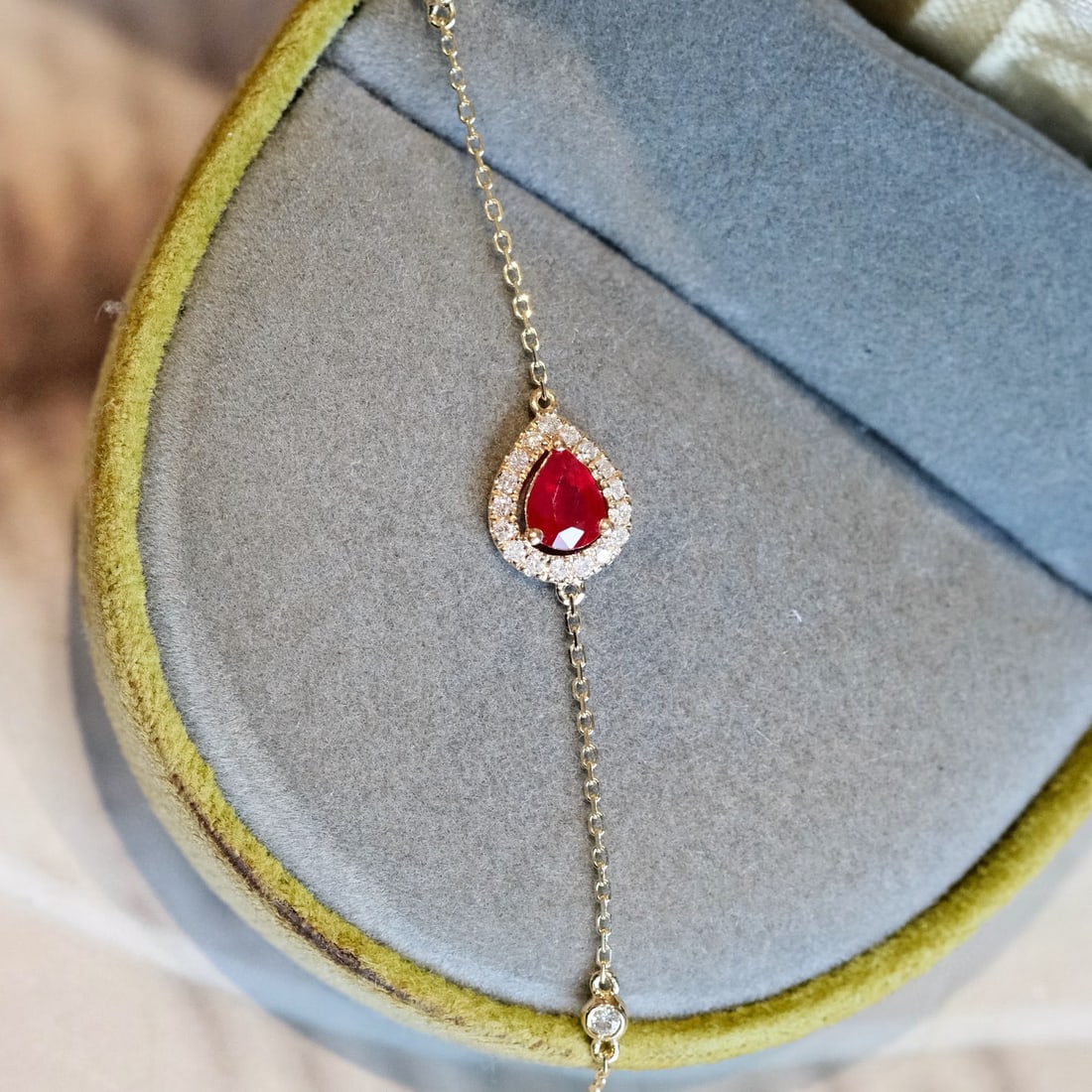 14k Gold 0.51 Ctw Natural Ruby & Diamond Bracelet: Ref:231074228 // gold content:14k gold // main gemstone:ruby // shape:pear // carat weight:0. 38ct // color:red // treatment:natural // // adjacent gemstone 2 : diamond // shape:round // carat