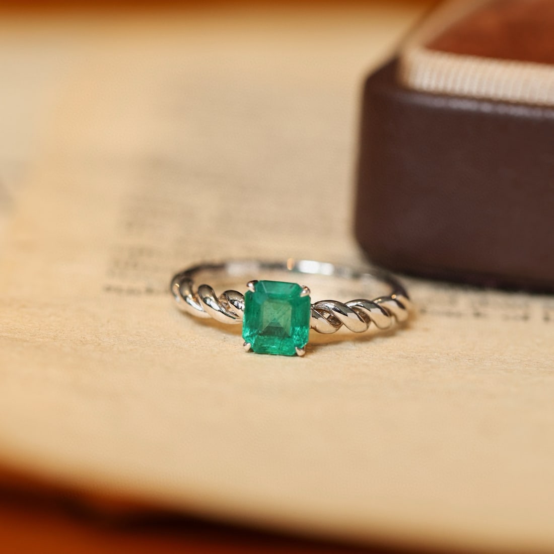 14k Gold 0.88 Ct Natural Emerald Ring: Ref:231074235 // gold content:14k gold // ring size:7. 25us // // main gemstone:emerald // shape:octagonal // carat weight:0. 88ct // color:green // treatment:natural //