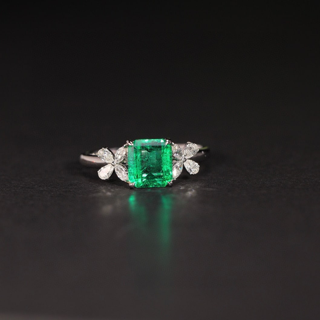 14k Gold 1.36 Ct Vivid Green Natural Emerald & Diamond Ring: Ref:231074268 // gold content:14k gold // ring size:7. 25us // // main gemstone:emerald // shape:octagonal // carat weight:1. 36ct // color:vivid green // treatment:natural // // adjacent gemstone 2