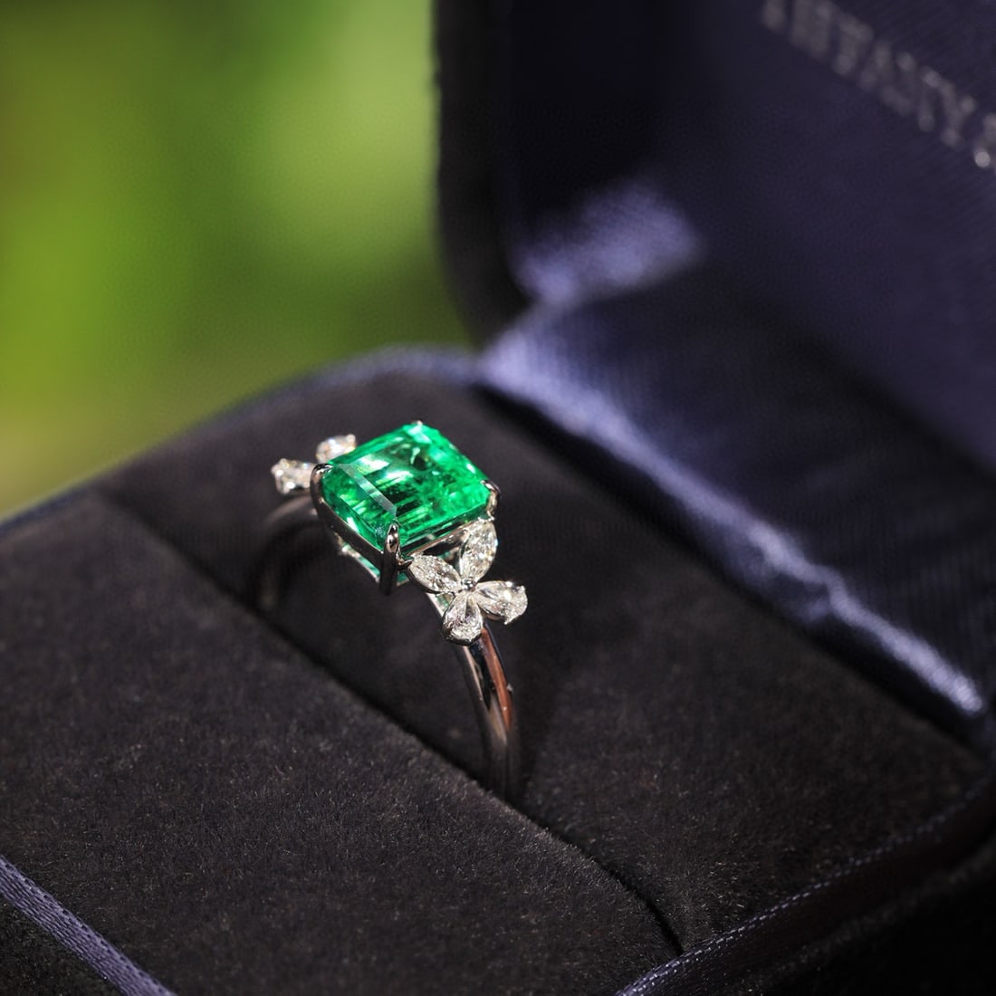 14k Gold 1.36 Ct Vivid Green Natural Emerald & Diamond Ring - 5