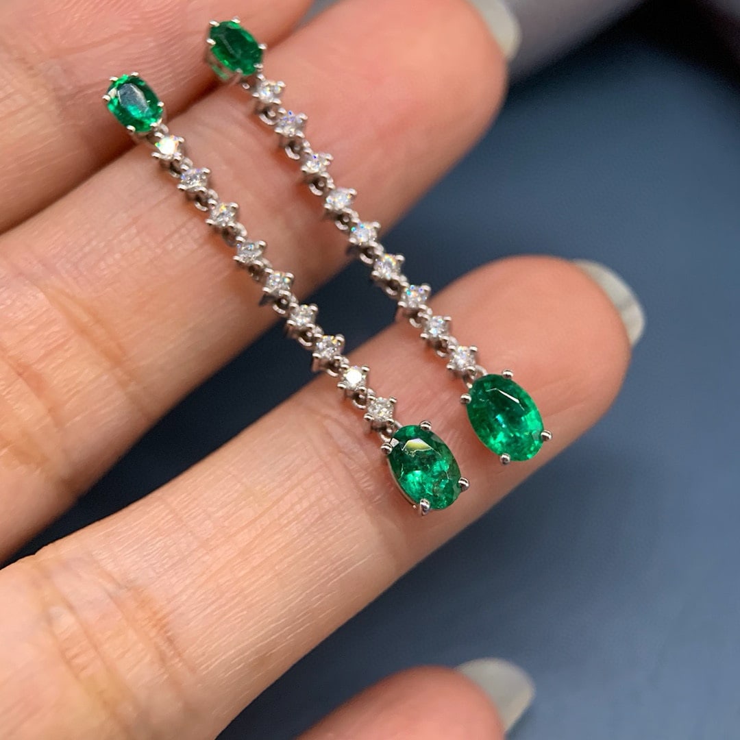 14k Gold 1.70 Ctw Vivid Green Natural Emerald & Diamond Earrings: Ref:231074350 // gold content:14k gold // main gemstone:emerald // shape:oval // carat weight:1. 20ct // color:vivid green // treatment:natural // // adjacent gemstone 2 : diamond // shape:round //