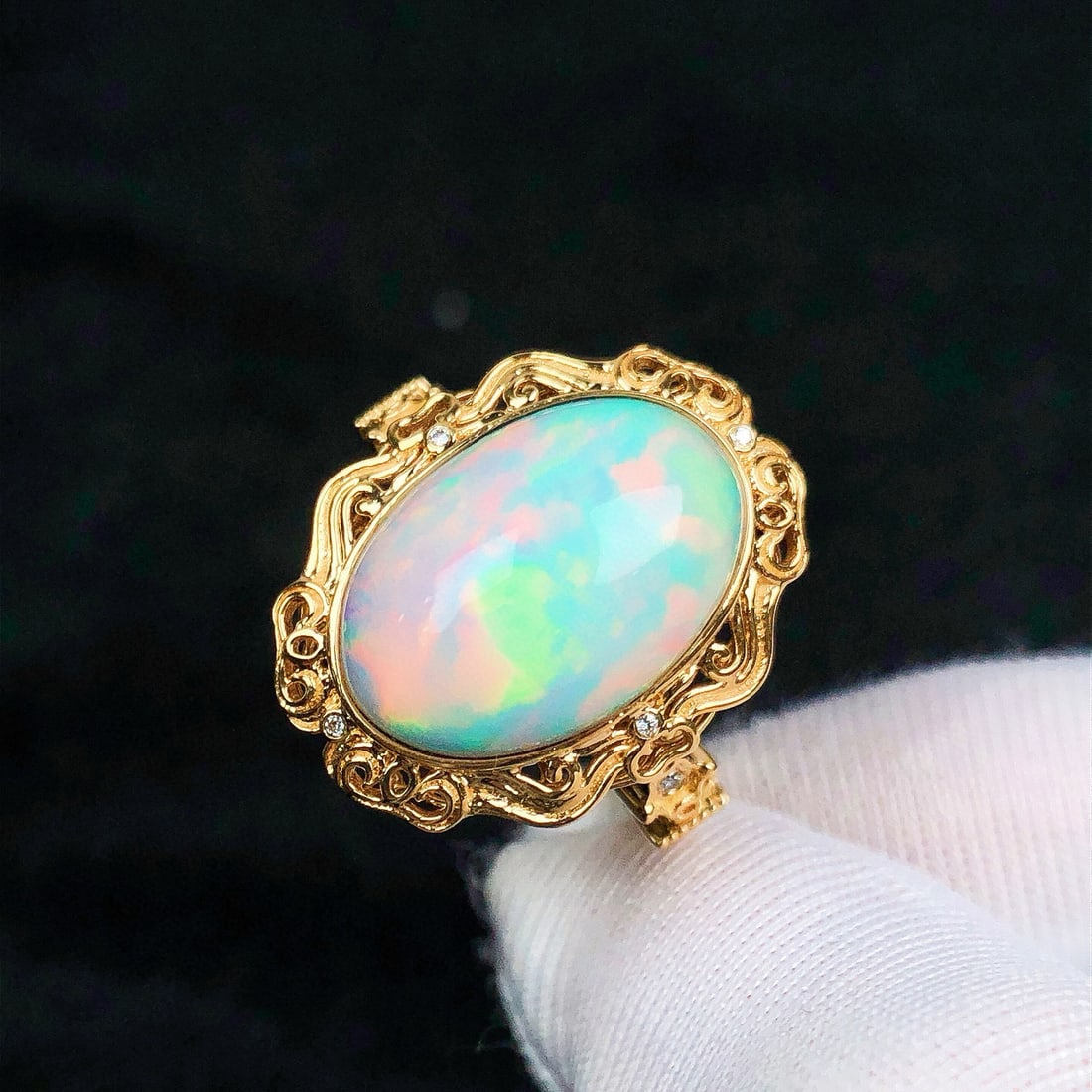 14k Gold 4.09 Ctw Natural Opal & Diamond Ring: Ref:231074360 // gold content:14k gold // ring size:7. 25us // // main gemstone:opal // shape:oval // carat weight:4. 07ct // color:color // treatment:natural // // adjacent gemstone 2 : diamond //