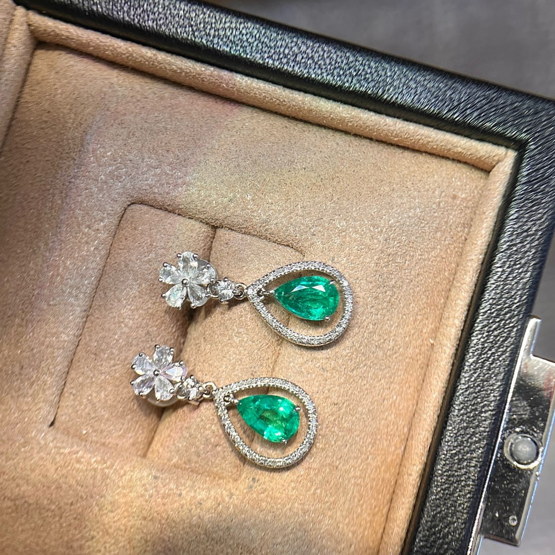 14k Gold 2.43 Ctw Natural Emerald & Sapphire Earrings: Ref:231074366 // gold content:14k gold // main gemstone:emerald // shape:multiple // carat weight:1. 78ct // color:green // treatment:natural // // adjacent gemstone 2 : sapphire // shape:marquise //