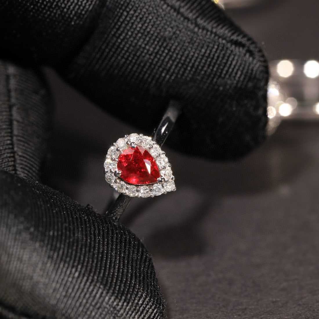 14k Gold 0.89 Ct Natural Ruby & Diamond Ring: Ref:231074367 // gold content:14k gold // ring size:7. 25us // // main gemstone:ruby // shape:pear // carat weight:0. 89ct // color:red // treatment:natural // // adjacent gemstone 2 : diamond //