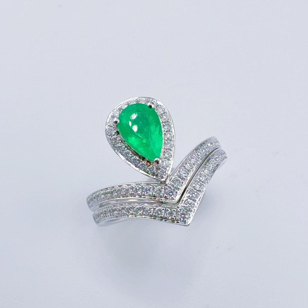 14k Gold 1.04 Ctw Vivid Green Natural Emerald & Diamond Ring: Ref:231074370 // gold content:14k gold // ring size:7. 25us // // main gemstone:emerald // shape:pear // carat weight:0. 69ct // color:vivid green // treatment:natural // // adjacent gemstone 2 :