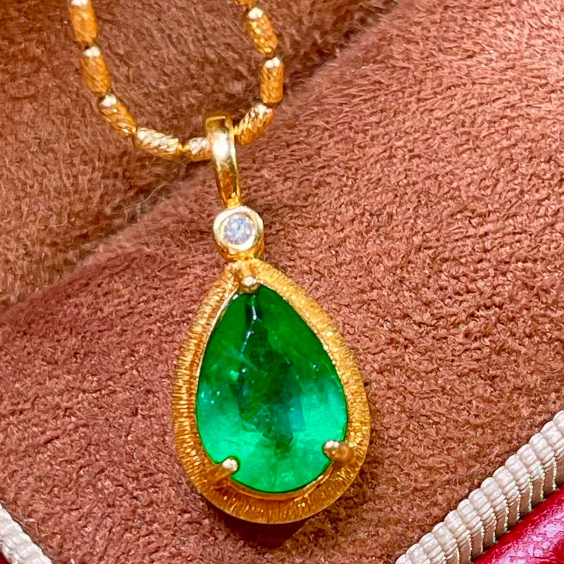 14k Gold 1.72 Ctw Vivid Green Natural Emerald & Diamond Pendant( Without Chain ): Ref:231074376 // gold content:14k gold // main gemstone:emerald // shape:pear // carat weight:1. 7ct // color:vivid green // treatment:natural // // adjacent gemstone 2 : diamond // shape:round //