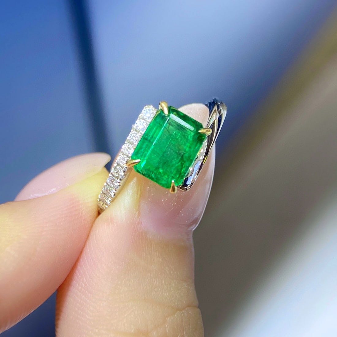 14k Gold 1.90 Ctw Vivid Green Natural Emerald & Diamond Ring: Ref:231074395 // gold content:14k gold // ring size:7. 25us // // main gemstone:emerald // shape:octagonal // carat weight:1. 77ct // color:vivid green // treatment:natural // // adjacent gemstone 2