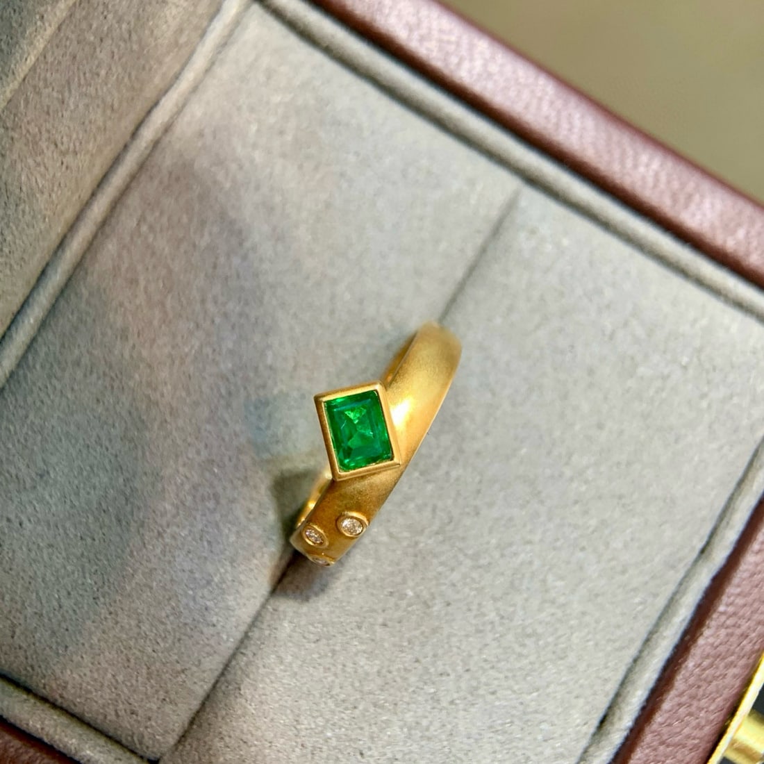 14k Gold 0.42 Ctw Vivid Green Natural Emerald & Diamond Ring: Ref:231074401 // gold content:14k gold // ring size:7. 25us // // main gemstone:emerald // shape:rectangle // carat weight:0. 39ct // color:vivid green // treatment:natural // // adjacent gemstone 2
