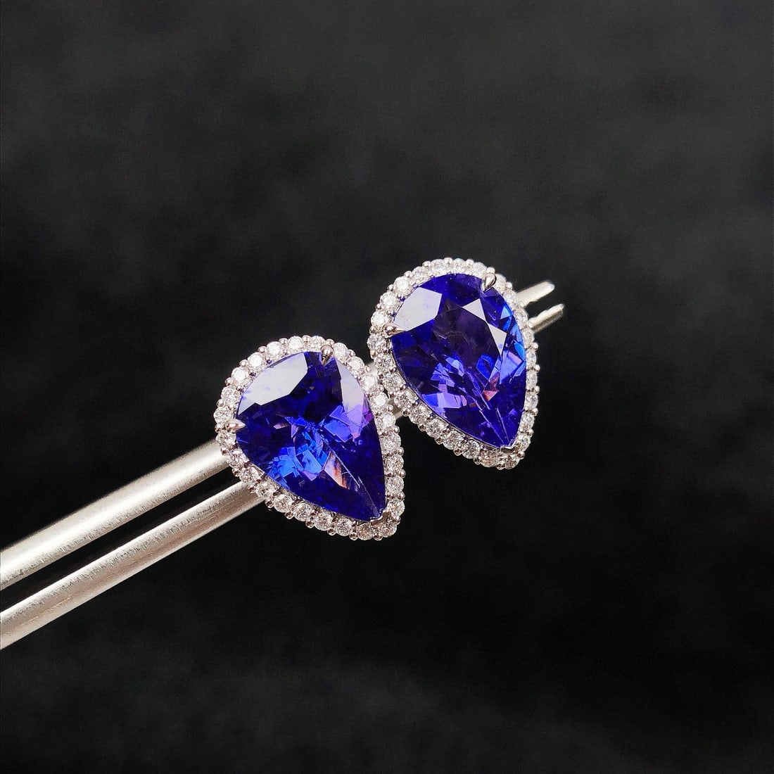 14k Gold 3.58 Ctw Natural Tanzanite & Diamond Earrings: Ref:231074410 // gold content:14k gold // main gemstone:tanzanite // shape:pear // carat weight:3. 32ct // color:blue // treatment:natural // // adjacent gemstone 2 : diamond // shape:round // carat w