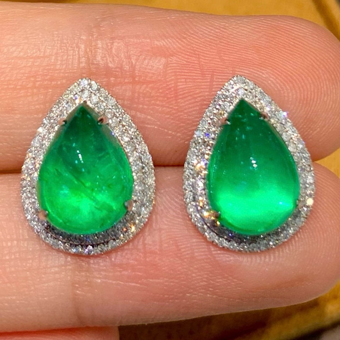 14k Gold 5.6 Ct Natural Emerald & Diamond Earrings: Ref:231074414 // gold content:14k gold // main gemstone:emerald // shape:pear // carat weight:5. 6ct // color:green // treatment:natural // // adjacent gemstone 2 : diamond // shape:round // clarity