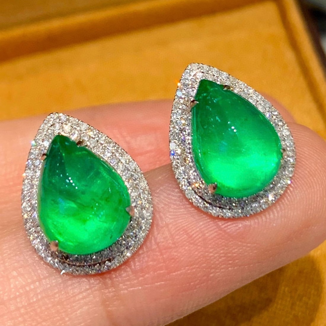 14k Gold 5.6 Ct Natural Emerald & Diamond Earrings - 3
