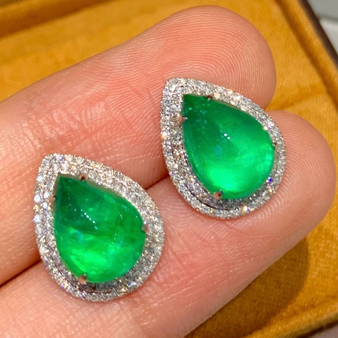 14k Gold 5.6 Ct Natural Emerald & Diamond Earrings - 4