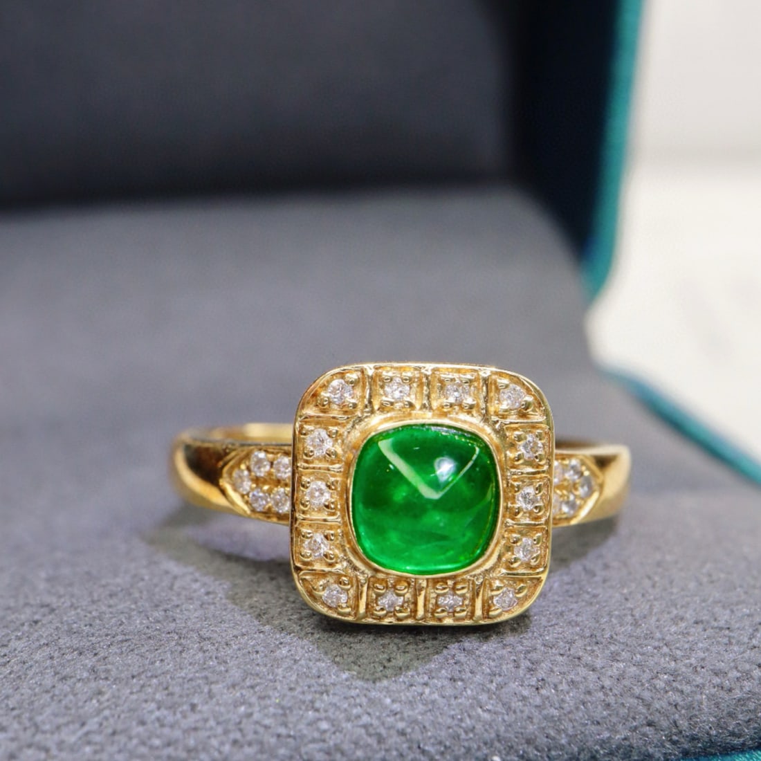 14k Gold 0.87 Ctw Vivid Green Natural Emerald & Diamond Ring - 3