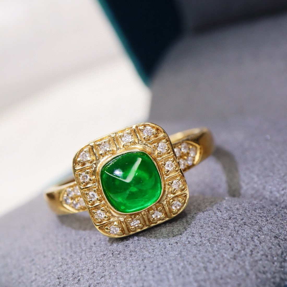 14k Gold 0.87 Ctw Vivid Green Natural Emerald & Diamond Ring - 4