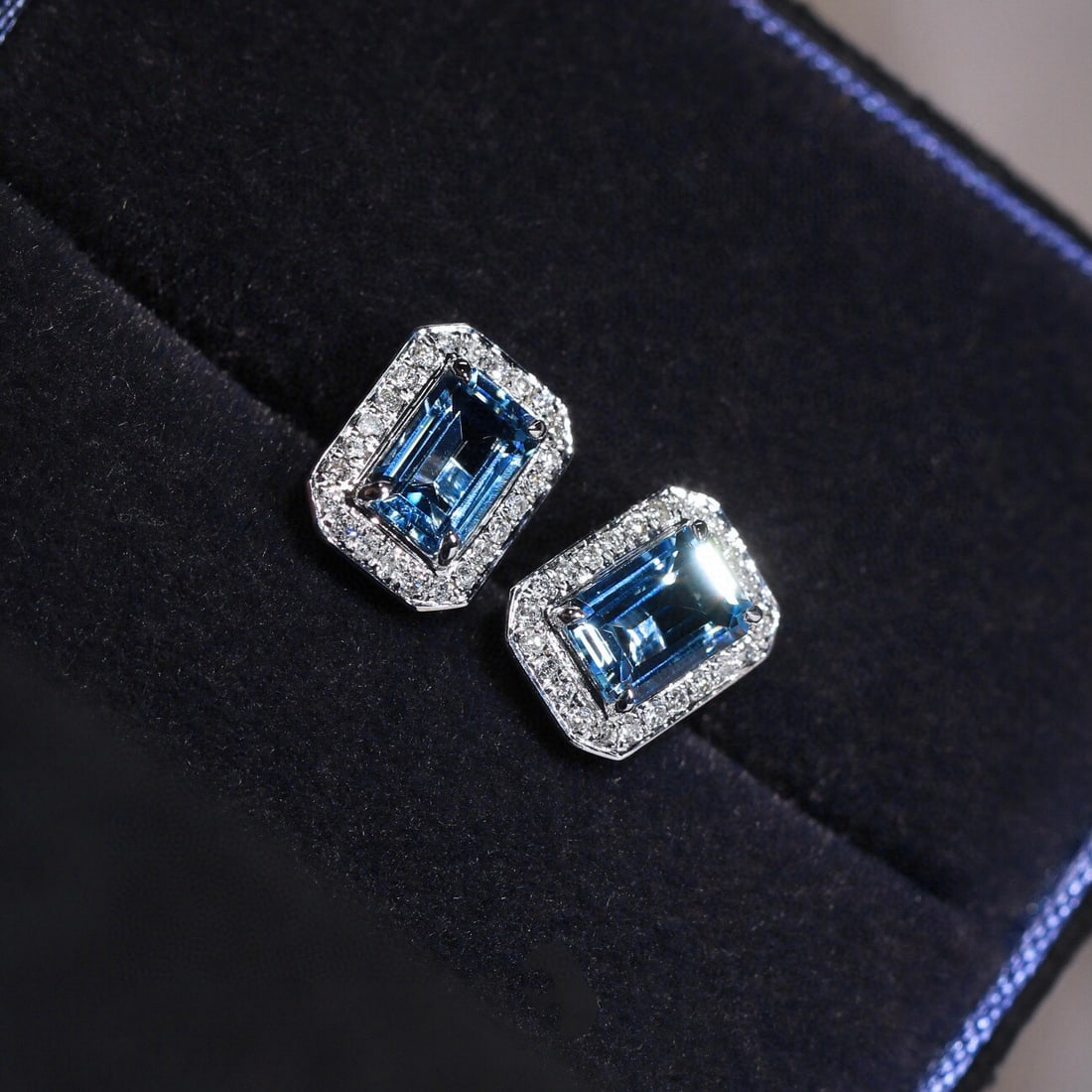 14k Gold 1.07 Ct Natural Aquamarine & Diamond Earrings: Ref:231074435 // gold content:14k gold // main gemstone:aquamarine // shape:octagonal // carat weight:1. 07ct // color:blue // treatment:natural // // adjacent gemstone 2 : diamond // shape:round //