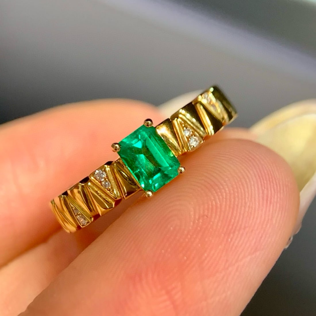 14k Gold 0.45 Ctw Vivid Green Natural Emerald & Diamond Ring: Ref:231074443 // gold content:14k gold // ring size:7. 25us // // main gemstone:emerald // shape:octagonal // carat weight:0. 43ct // color:vivid green // treatment:natural // // adjacent gemstone 2
