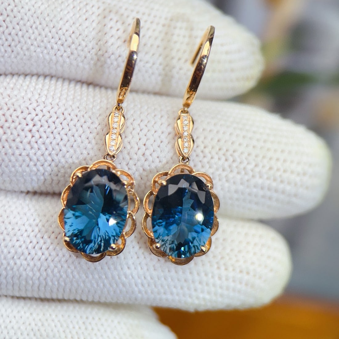 14k Gold 9.64 Ctw Natural Topaz & Diamond Earrings: Ref:231075117 // gold content:14k gold // main gemstone:topaz // shape:oval // carat weight:9. 6ct // color:blue // treatment:natural // // adjacent gemstone 2 : diamond // number of stones:14 //