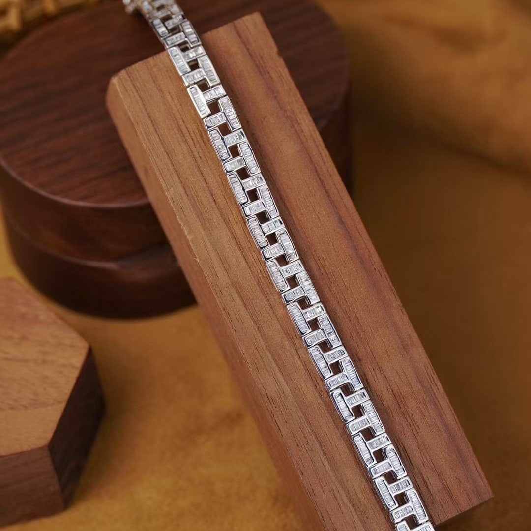 14k Gold 2.5 Ct Natural H Diamond Bracelet: Ref:231075194 // gold content:14k gold // main gemstone:diamond // shape:baguette // carat weight:2. 5ct // clarity grade:vs-si // color:h // treatment:natural // Condition: New Low Estimate: 8400