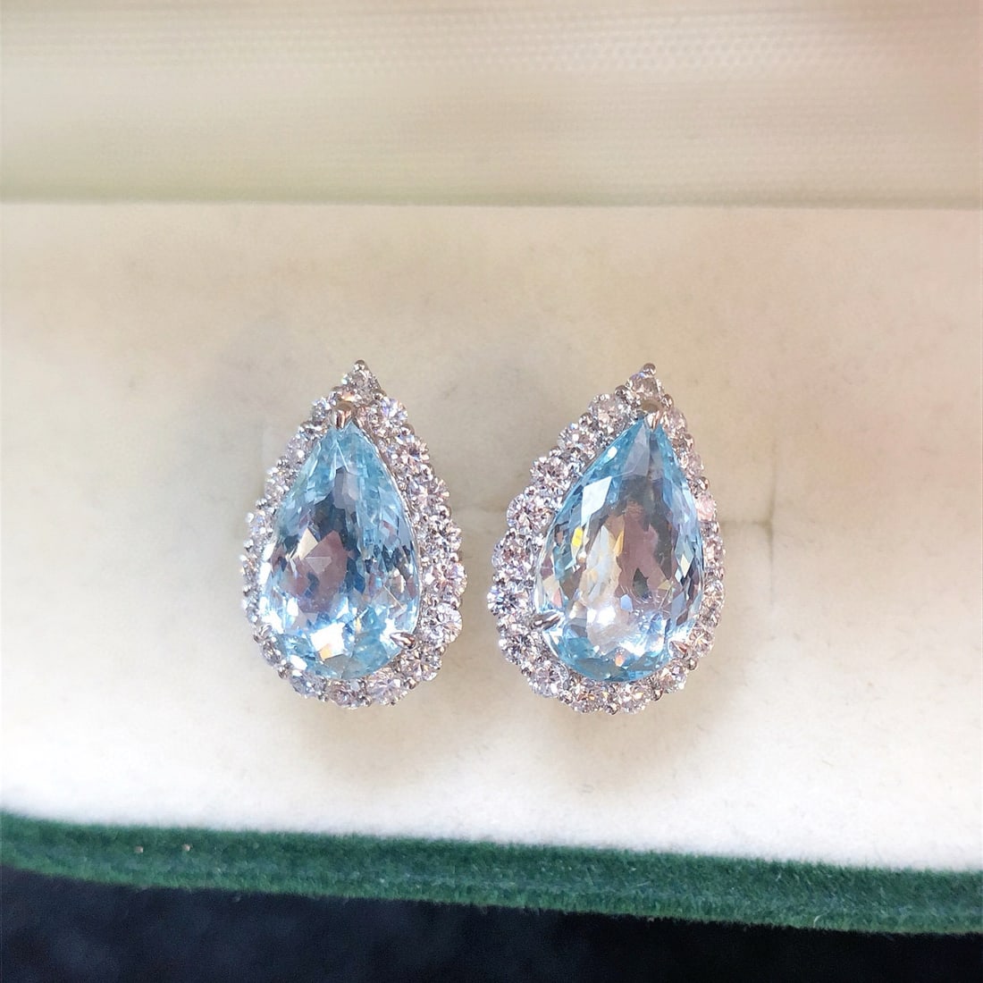 14k Gold 4.32 Ctw Natural Aquamarine & Lab Grown Diamond Earrings: Ref:231075245 // gold content:14k gold // main gemstone:aquamarine // shape:pear // carat weight:3. 60ct // color:blue // treatment:natural // // adjacent gemstone 2 : lab grown diamond //
