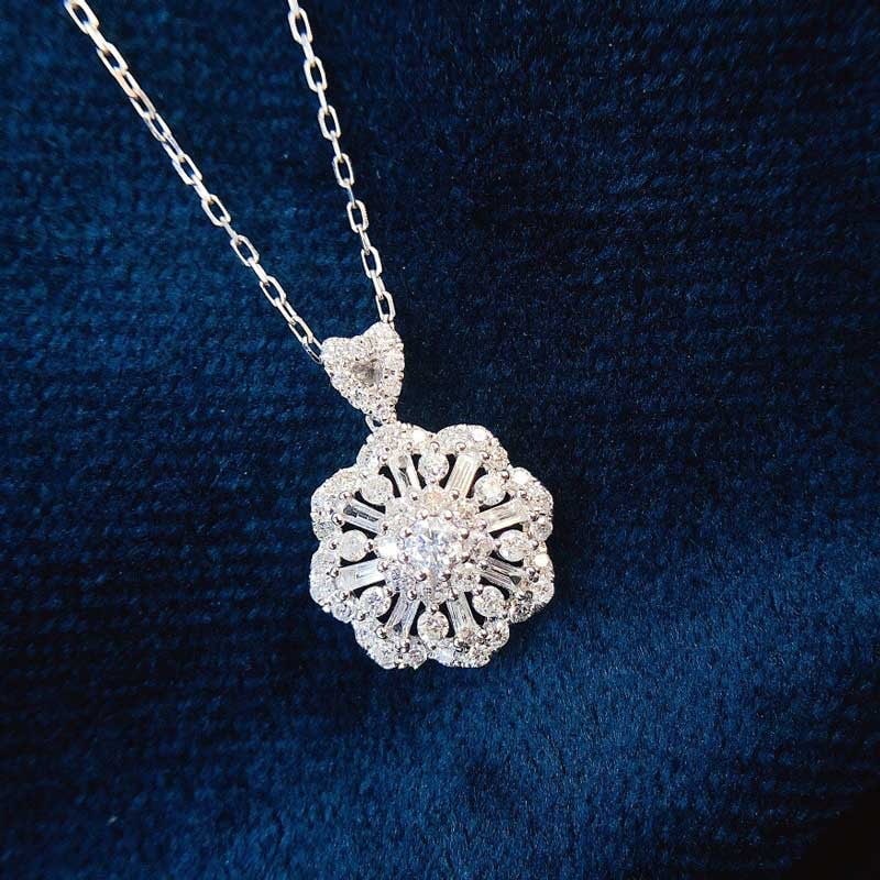 14k Gold 0.5 Ct Natural H Diamond Pendant( Without Chain ): Ref:231076005 // gold content:14k gold // main gemstone:diamond // shape:multiple // carat weight:0. 5ct // clarity grade:vs-si // color:h // treatment:natural // Low Estimate: 2400 Condition: New
