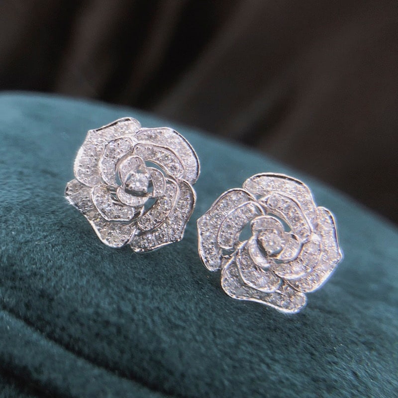 14k Gold 1 Ct Natural H Diamond & Flowers Earrings: Ref:231076049 // gold content:14k gold // main gemstone:diamond // shape:round // carat weight:1ct // clarity grade:vs-si // color:h // treatment:natural // cut grade:g // Low Estimate: 4800