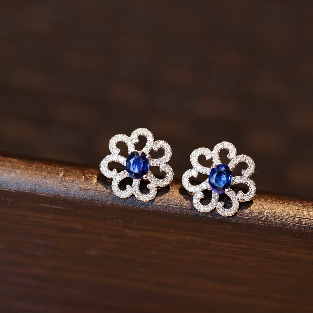 14k Gold 1.29 Ctw Natural Sapphire & Diamond Earrings: Ref:231076064 // gold content:14k gold // main gemstone:sapphire // shape:oval // carat weight:0. 8ct // color:royal blue // treatment:natural // // adjacent gemstone 2 : diamond // shape:round //