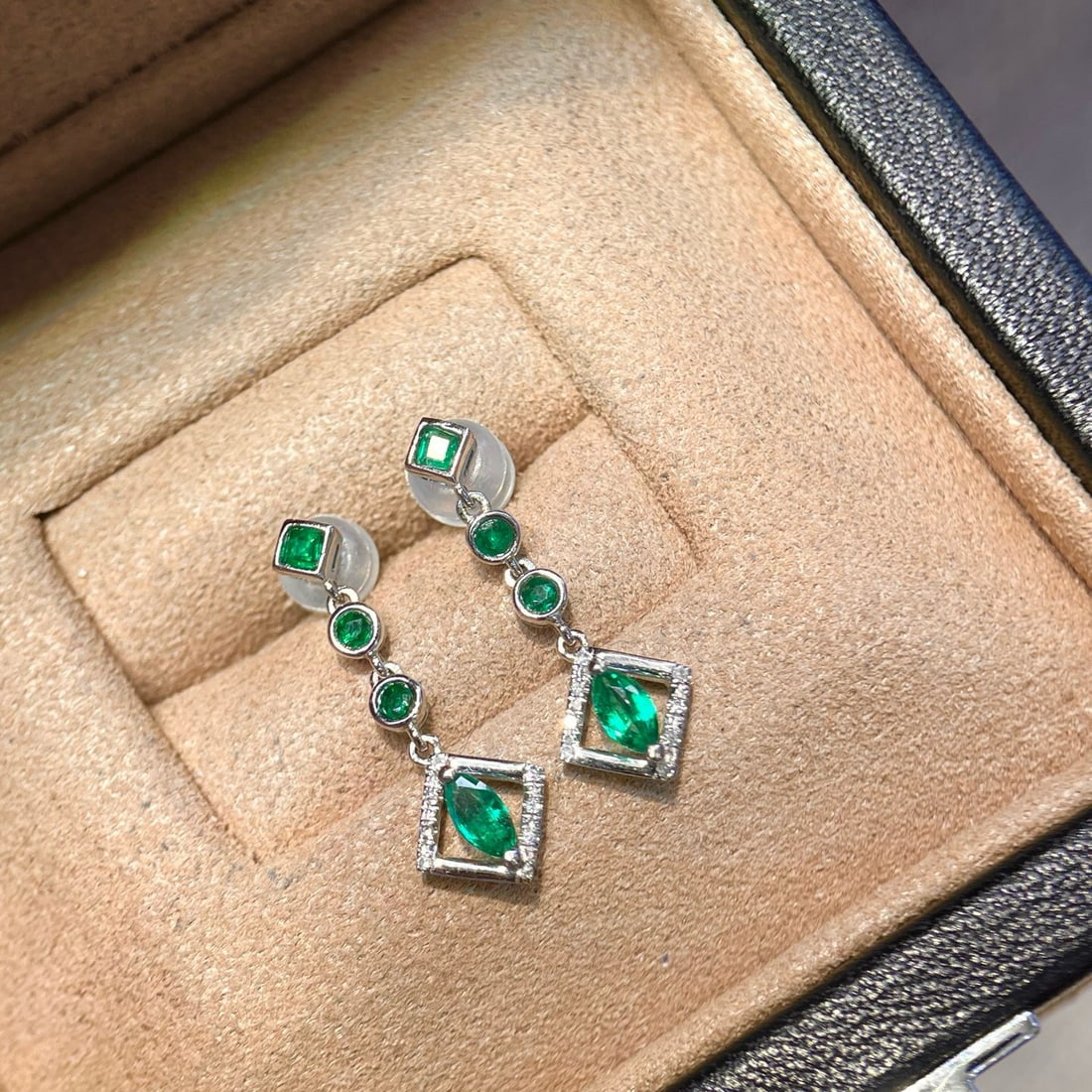 14k Gold 0.8 Ct Natural Emerald & Diamond Earrings: Ref:231076076 // gold content:14k gold // main gemstone:emerald // shape:multiple // carat weight:0. 8ct // color:green // treatment:natural // // adjacent gemstone 2 : diamond // shape:round //